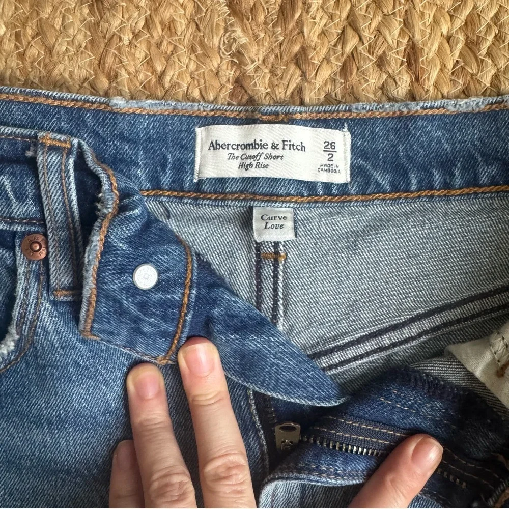 Abercrombie & Fitch Curve Love Cutoff Short | Blue Distressed Jean Shorts Sz 26